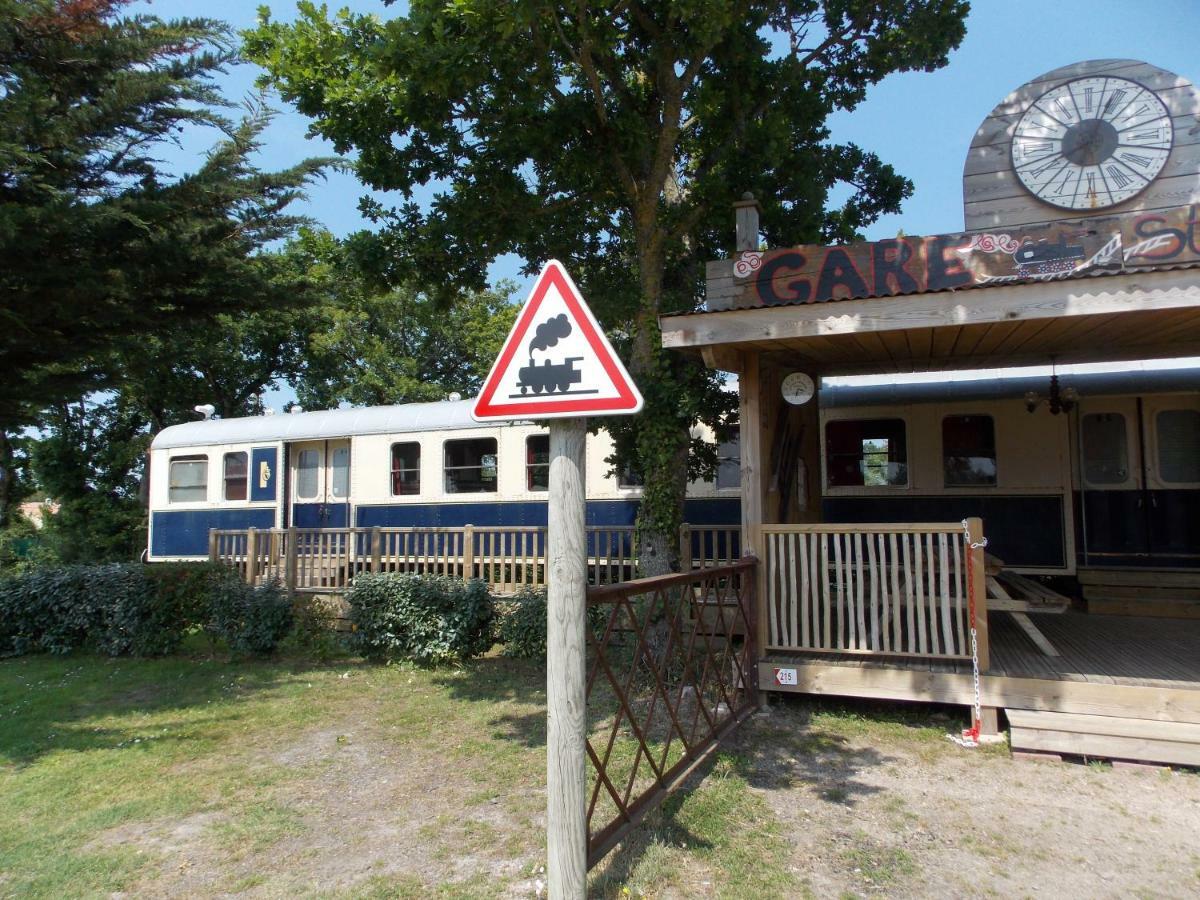 Camping Insolite Le Haut Village Saint-Michel-Chef-Chef Exterior photo